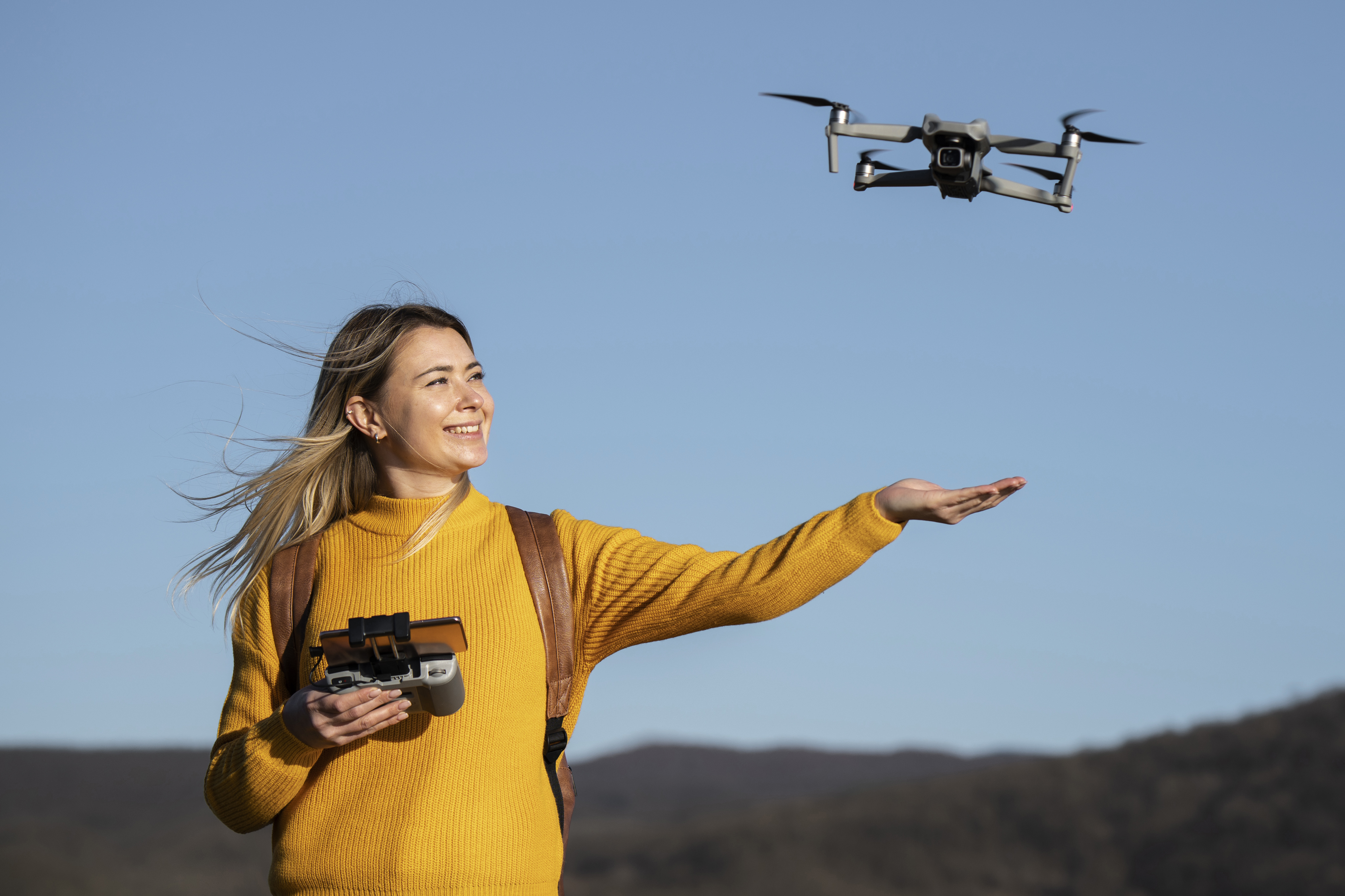 Person som flyger drönare på Åland